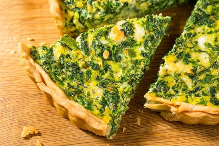 Quiche de espinacas y queso gratinado recién horneado.