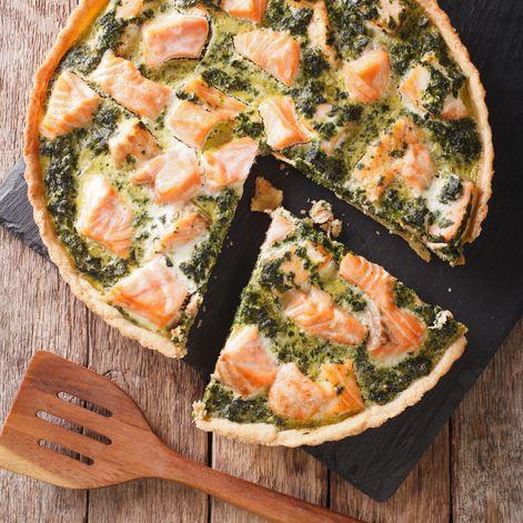 Rebanada de quiche de espinacas y salmón ahumado gourmet.