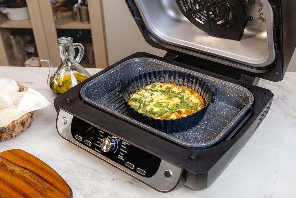 Porción de quiche artesanal recalentándose en una freidora de aire.